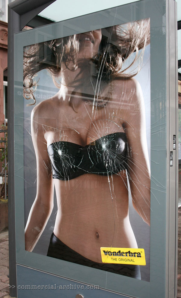 The 3D Wonderbra Full Effect Billboard, Models Elle Dible (…
